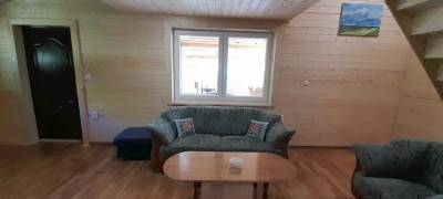 Veľká drevenica – gauč v obývacej časti, Drevenica Rybárie, Korňa