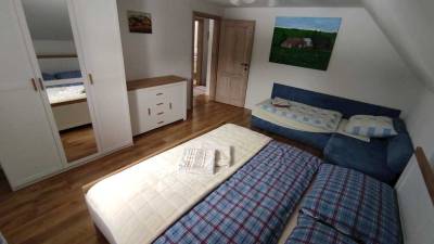 Spálňa s manželskou posteľou a rozkladacím gaučom, Chata Flora, Oravská Lesná