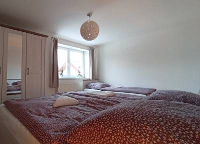 Spálňa s manželskou posteľou a samostatným lôžkom, Panoramatický apartmán Tatry, Nová Lesná