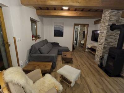 Obývačka s gaučom, TV a liatinovou pecou, Chata Mirabell, Dolný Kubín