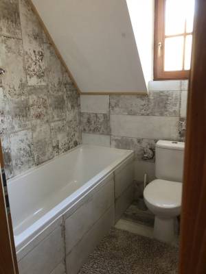 Kúpeľňa na poschodí s vaňou a toaletou, Chatka Katka, Liptovský Trnovec