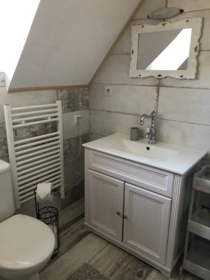 Kúpeľňa na poschodí s vaňou a toaletou, Chatka Katka, Liptovský Trnovec