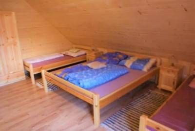 Spálňa s manželskou posteľou a samostatným lôžkom, Chata pod Repiskom, Oravské Veselé
