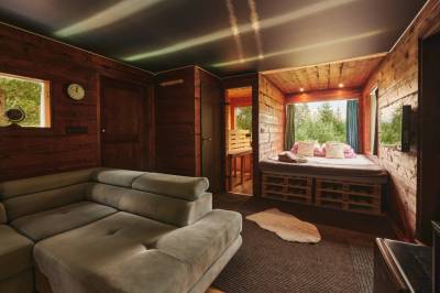 Izba s manželskou posteľou prepojená s obývačkou s gaučom, Lietadlo v lese, Spišské Bystré