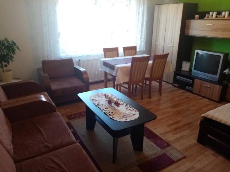 Obývačka s gaučom a TV, Domek, Reľov