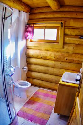 Kúpeľňa WC prízemie, Zrubový dom na Samote, Hodruša - Hámre