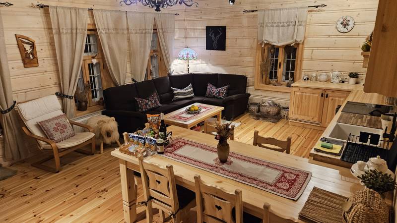 Obývačka s gaučom prepojená s kuchyňou, Drevenica Borovianka, Veľké Borové