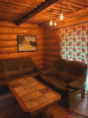 Obývačka s gaučom, Chata pod stromami, Námestovo