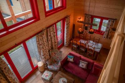 Red chalet - obývačka s gaučom a jedálenské sedenie, Red chalet, Chalets Buky, Vysoké Tatry