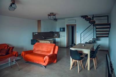 Obývačka s gaučom prepojená s kuchyňou, Apartmán Klára, Apartmány Klára &amp; Lujza, Klokočov