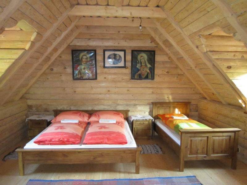 Spálňa s manželskou a 1-lôžkovou posteľou, Drevenica pod Kojšovskou hoľou, Kojšov