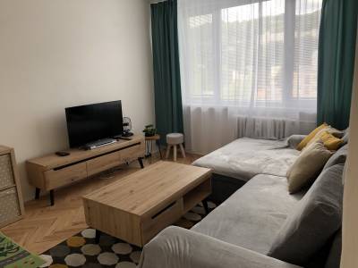Obývačka so sedačkou a TV, Apartmán Schemnitz, Banská Štiavnica