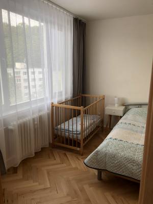 Detská postieľka v izbe, Apartmán Schemnitz, Banská Štiavnica