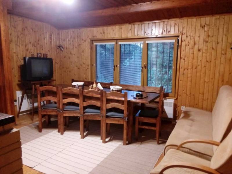 Obývačka s pohovkou, jedálenským sedením a TV, Chata pod Ostrvkou, Nižná