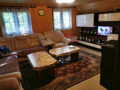 Obývačka s gaučom, TV a kachľami, Rekreačná chata Duchonka, Prašice