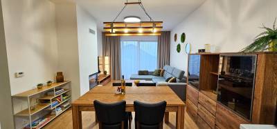 Obývačka s rozkladacím gaučom, Smart TV a jedálenským sedením, Apartmanica Residence 511, Donovaly