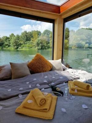 Spálňa s manželskou posteľou, AquaChill Wellness Houseboat & Sauna, Liptovský Trnovec