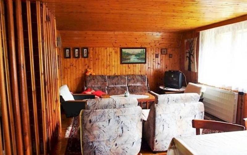 Obývačka s gaučom a TV, Chata Elka, Horná Lehota