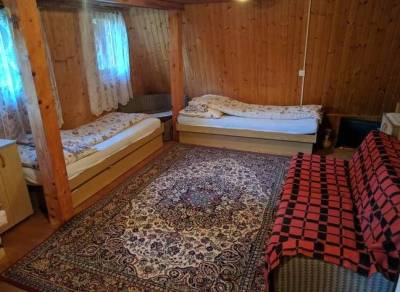 Spálňa s 1-lôžkovými posteľami a sedačkou, Chata Fufo v Slovenskom raji, Spišské Tomášovce