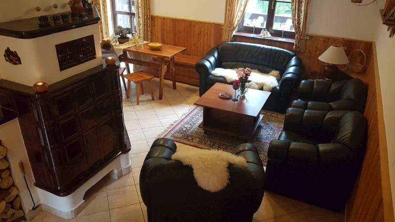 Obývačka s gaučom, kreslami a krbom, Horský dom, Bystrá