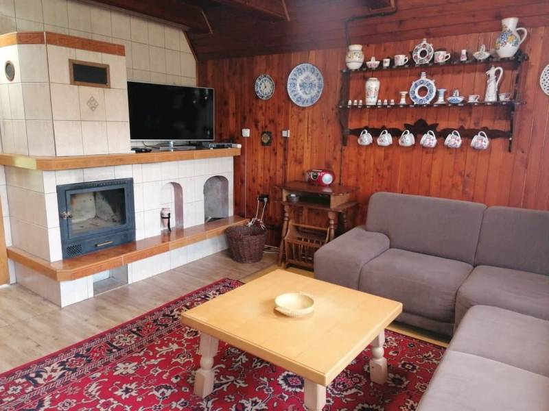 Obývačka s gaučom, TV a krbom, Chata Krpáčovo, Horná Lehota