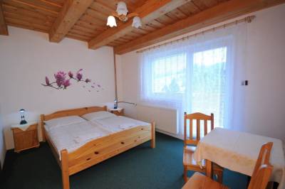 Dvojlôžková izba (pravá časť domu) - spálňa s manželskou posteľou, Dvojlôžková izba (pravá časť - poschodie), Domček Jarka, Dedinky