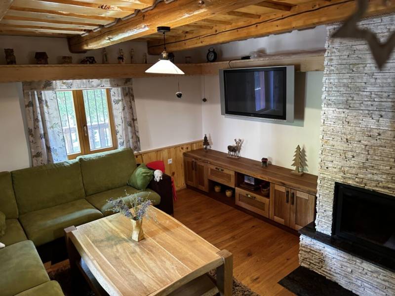 Obývačka s gaučom, krbom a LCD TV, Chata v Malej Fatre, Krasňany