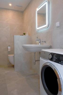 Samostatná toaleta s pračkou, AC Brezy Luxury apartment, Stará Lesná