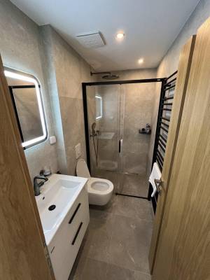Kúpeľňa s toaletou a sprchovým kútom, AC Brezy Luxury apartment, Stará Lesná