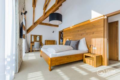 Spálňa s manželskou posteľou a TV, TATRA SUITES, Vila Himalaya - Senior suite 201, Vysoké Tatry