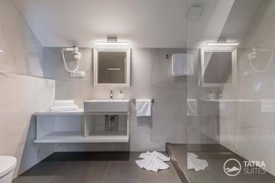 Kúpeľňa so sprchovacím kútom a toaletou, TATRA SUITES - Deforte Star View 302, Poprad