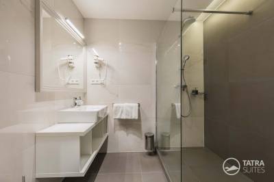 Kúpeľňa so sprchovacím kútom a toaletou, TATRA SUITES - Deforte Ellegance 201, Poprad