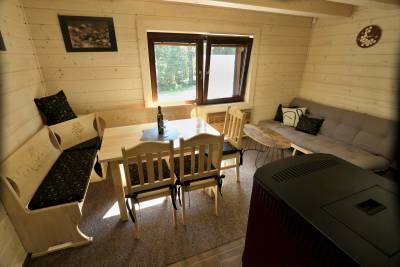 Obývačka s gaučom a jedálenské sedenie, Chata Včielka Podbanské, Pribylina