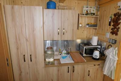 Chatka Slivka (Tiny house) - kuchyňa, Chatka Slivka (Tiny house), Panoráma Ranč na Beskyde, Korňa