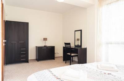 Spálňa s manželskou posteľou a balkónom, AC Apartment High Tatras View - Veľká Lomnica, Veľká Lomnica