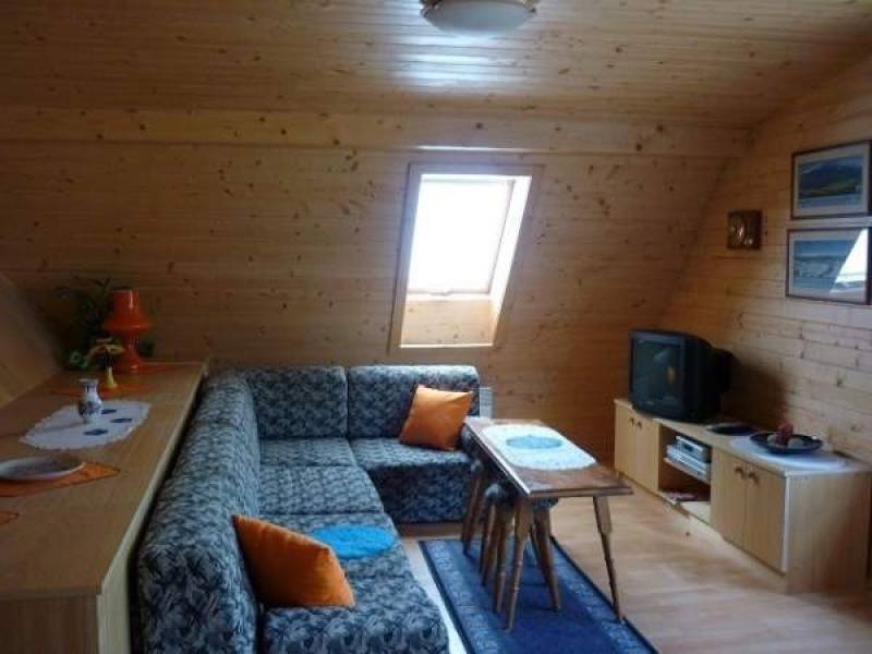 Obývačka s gaučom a TV, Chata 405**, Stará Lesná