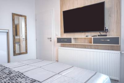 Spálňa s manželskou posteľou a TV, AC Apartmán Sankt Bernard 2.7, Vysoké Tatry