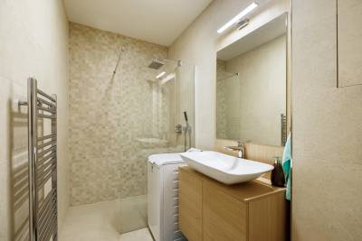 Kúpeľňa so sprchovým kútom, toaletou a pračkou, AC Apartmán Bernard 3.2, Vysoké Tatry