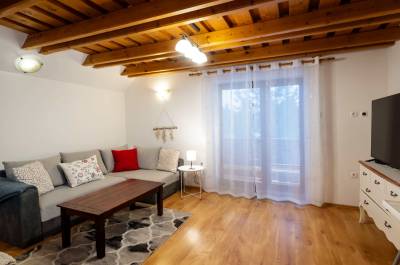 Obývačka so SMART TV, krbom a sedením, Apartmanica Tále 8B, Bystrá