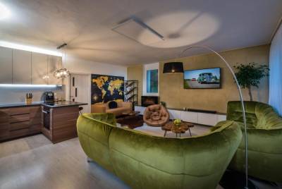 Obývačka s pohovkami a krbom, Apartmanica Triangel 103, Donovaly