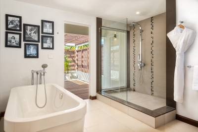 Priestranná kúpeľňa so sprchou a vaňou pre dokonalý relax, Villa Karma by muse villas, Grand Baie