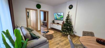 Obývačka so SMART TV a gaučom, Apartmanica Hrabovo 32 - 3A, Ružomberok