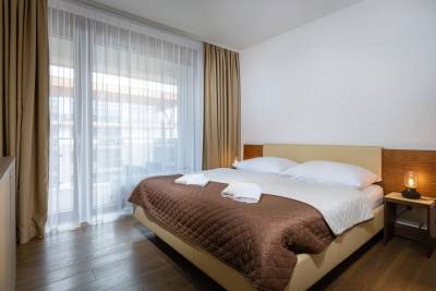 Spálňa s manželskou posteľou a vstupom na balkón, AC Apartmán Hrebienok C 302, Vysoké Tatry