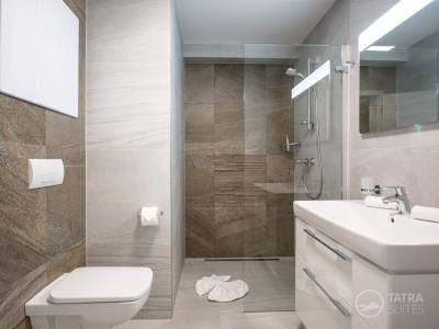 Kúpeľňa so sprchovacím kútom, TATRA SUITES - Luxury Studio A305, Vysoké Tatry