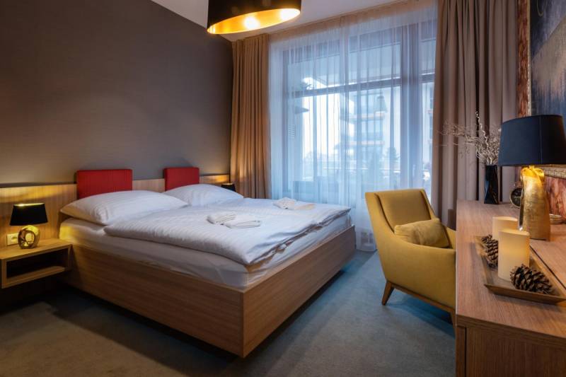 Spálňa s manželskou posteľou a šatníkovou stenou, AC Apartmán Hrebienok D103, Vysoké Tatry
