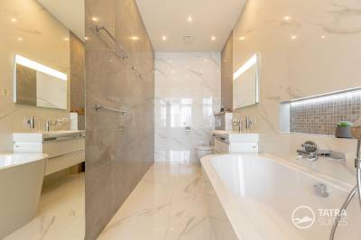 Kúpeľňa 1 s presklenou stenou a vaňou, TATRA SUITES - Senior Lux Apartment C413, Vysoké Tatry