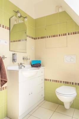 Kúpeľňa so sprchovým kútom a toaletou, AC Mezonetový apartmán 303, Vysoké Tatry