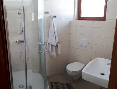 Kúpelňa so sprchovým kútom a WC, Chata v Bobroveckej doline, Bobrovec