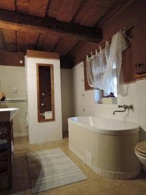 Kúpeľňa s vaňou, Drevenica Inga, Staré Hory