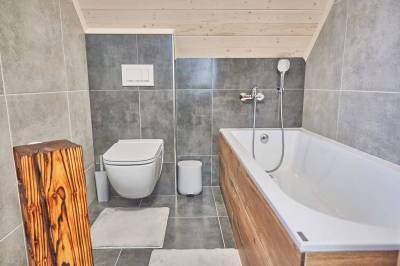 Kúpeľňa s vaňou a toaletou na poschodí, Villa Asanea, Stará Lesná